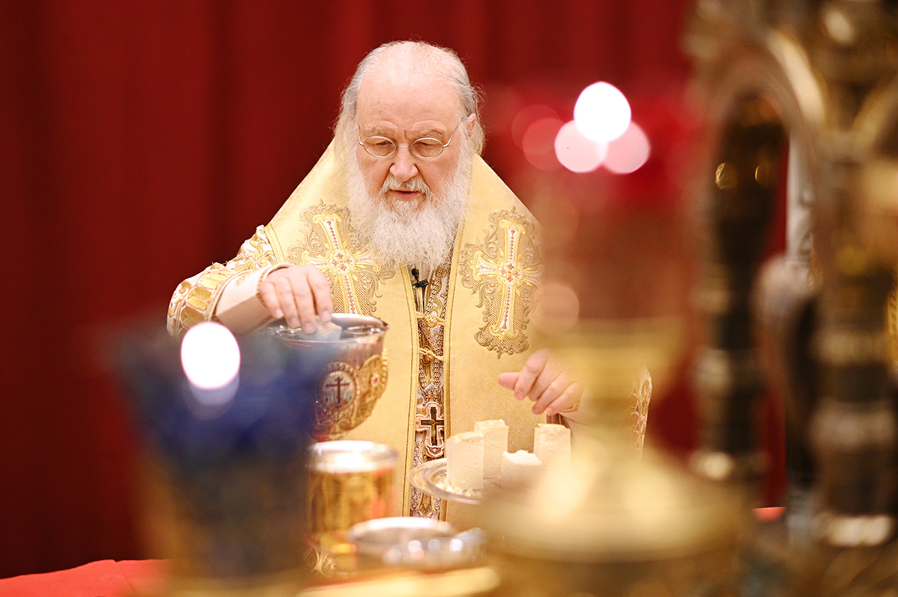 Епископ Сергиево-Посадский Фома сослужил Святейшему Патриарху Кириллу в Храме Христа Спасителя