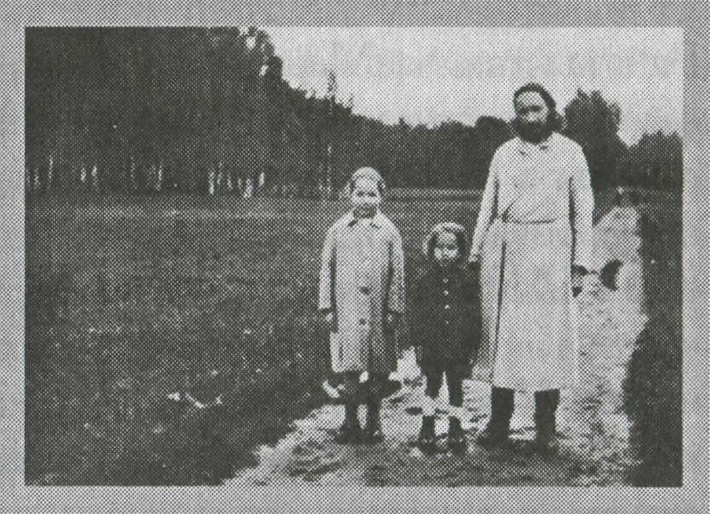 О. Павел Флоренский с детьми Ольгой и Миком на прогулке. 1926 г..jpg
