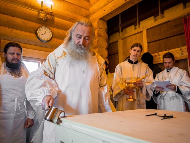 Архиепископ Феогност и епископ Парамон освятили храм святителя Спиридона Тримифунтского на подворье Лавры