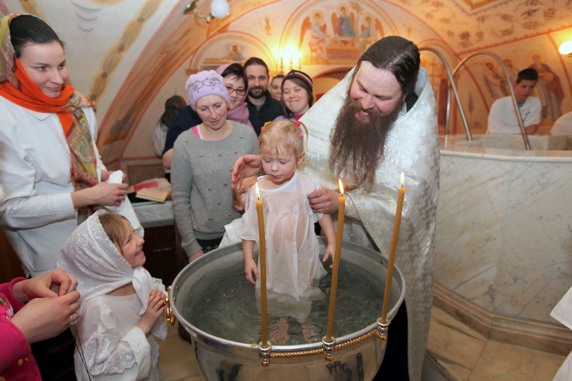 В какие дни крестят детей в православной. Крещение в церкви. Крещение в храме. Крестины в церкви. Крещение в православном храме.