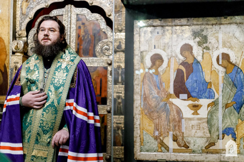 Принесение иконы А. Рублёва в Троице-Сергиеву Лавру