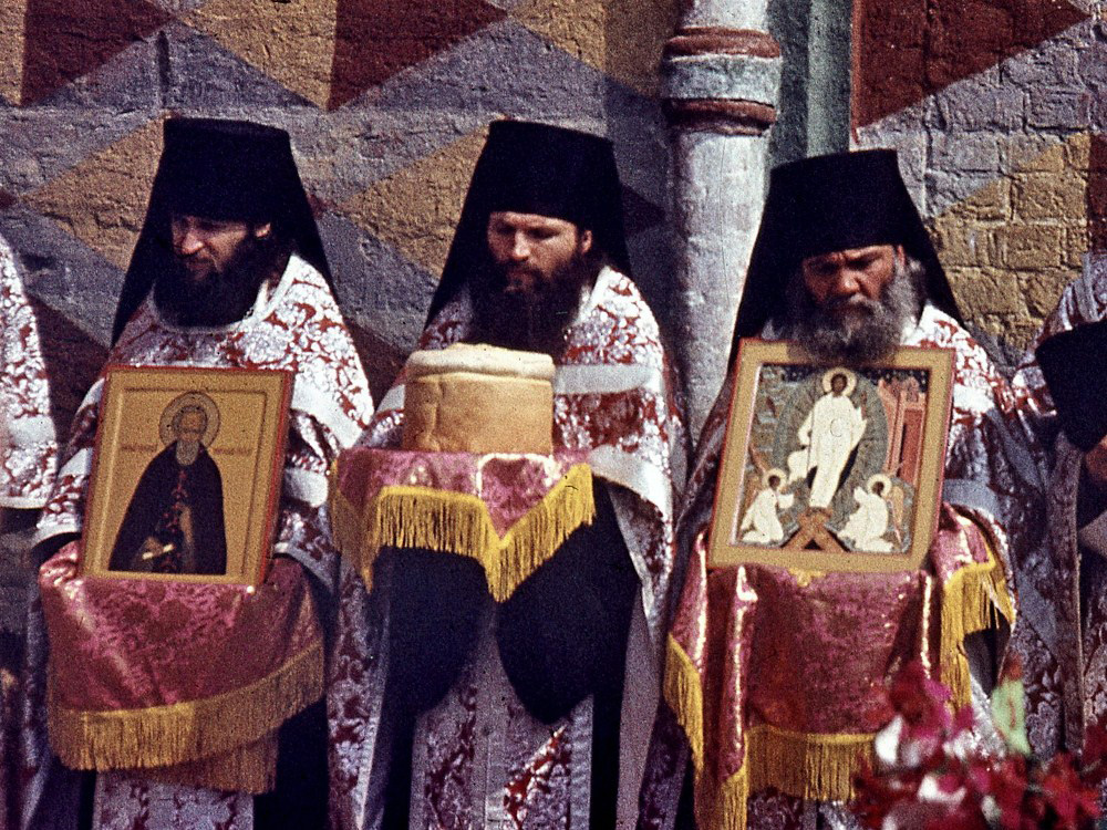 Крестный ход на Пасху 1984 г. Отец Афанасий с иконой Воскресения Христова