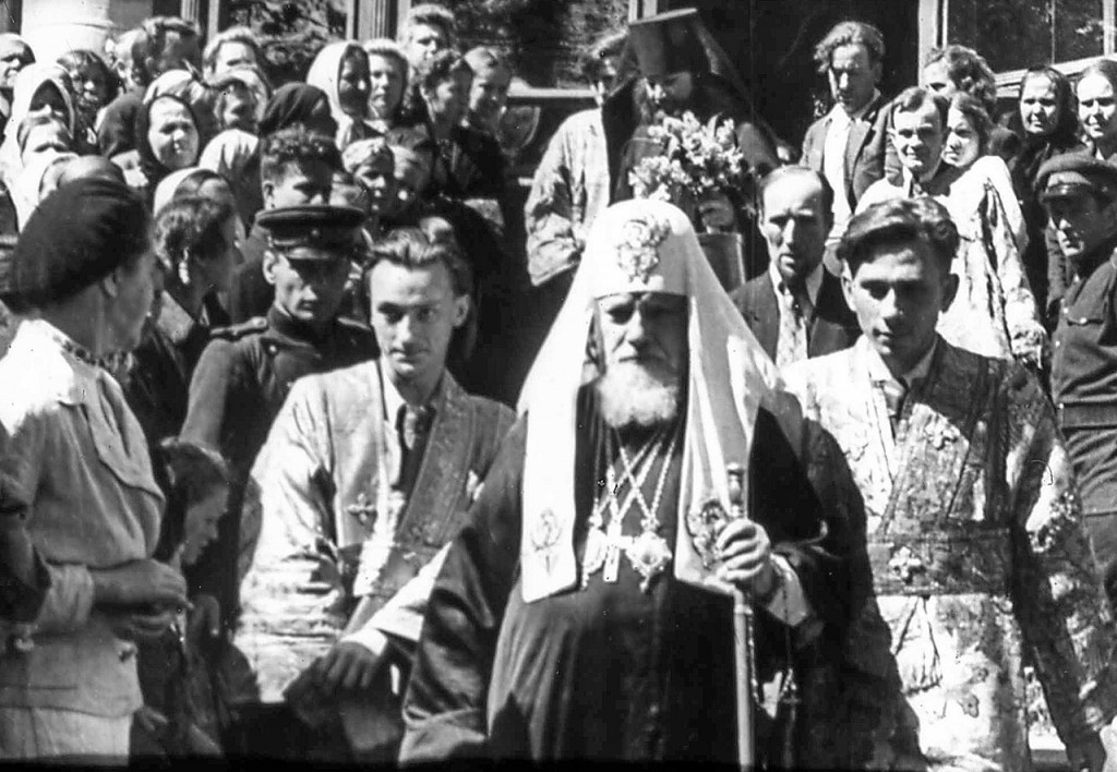 Первое Патриаршее богослужение во вновь открытой Лавре. Фото 1946 года