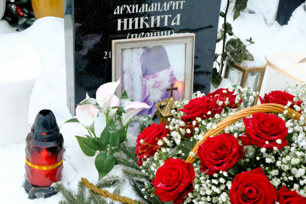 В годовщину со дня кончины архимандрита Никиты (Пронина) братия Лавры совершила Литургию и панихиду на кладбище в с. Деулино