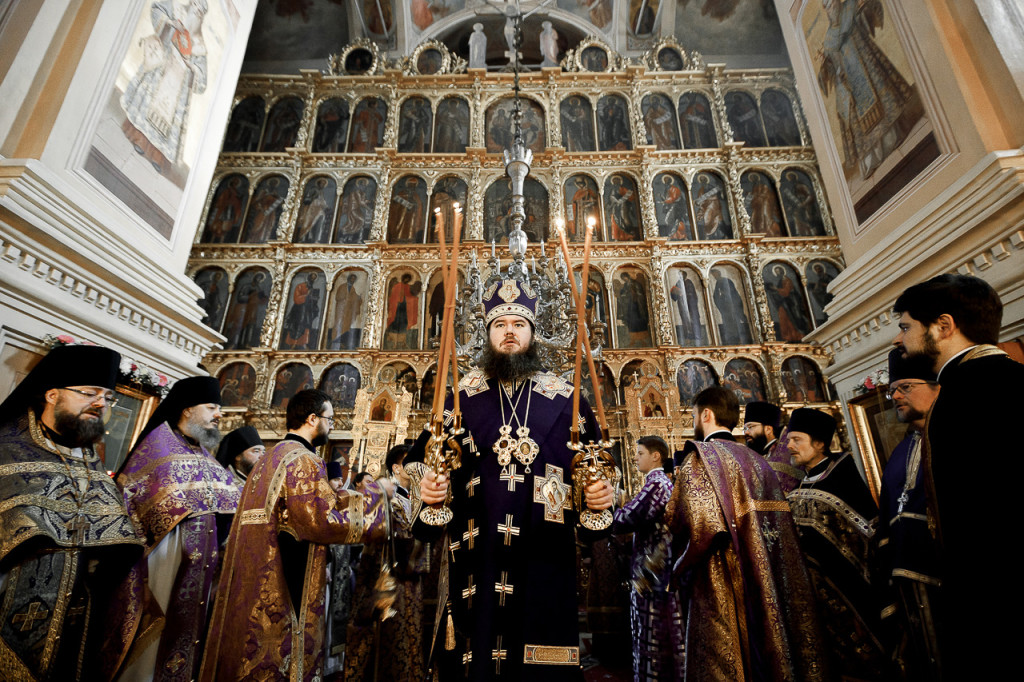 Епископ Фома совершил Литургию Преждеосвященных Даров в Успенском соборе г Дмитрова