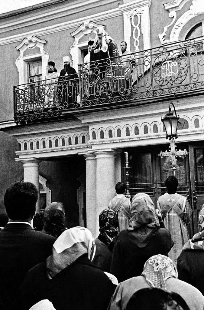 Патриарх Пимен благословляет народ с балкона патриарших покоев Лавры. 1988 год