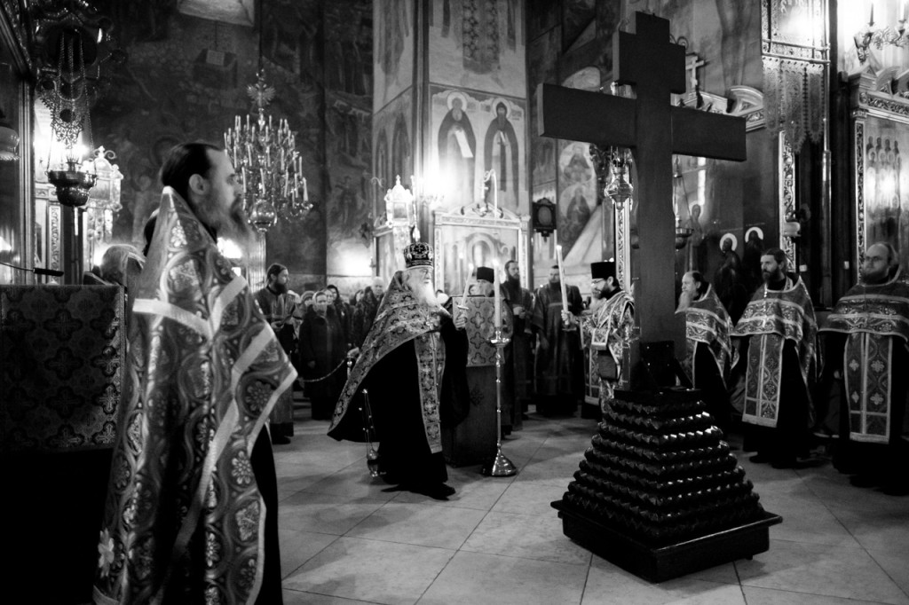 В Троице-Сергиевой Лавре совершили вечерню с чтением акафиста Страстям Господним