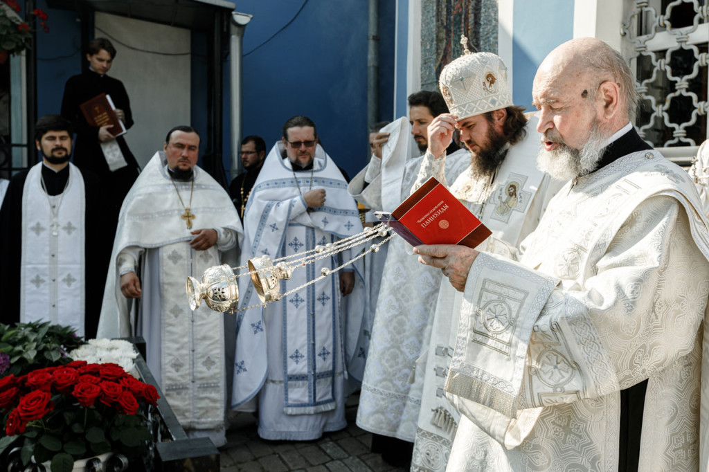 Епископ Фома совершил заупокойную Литургию во Владимирском храме г. Мытищи