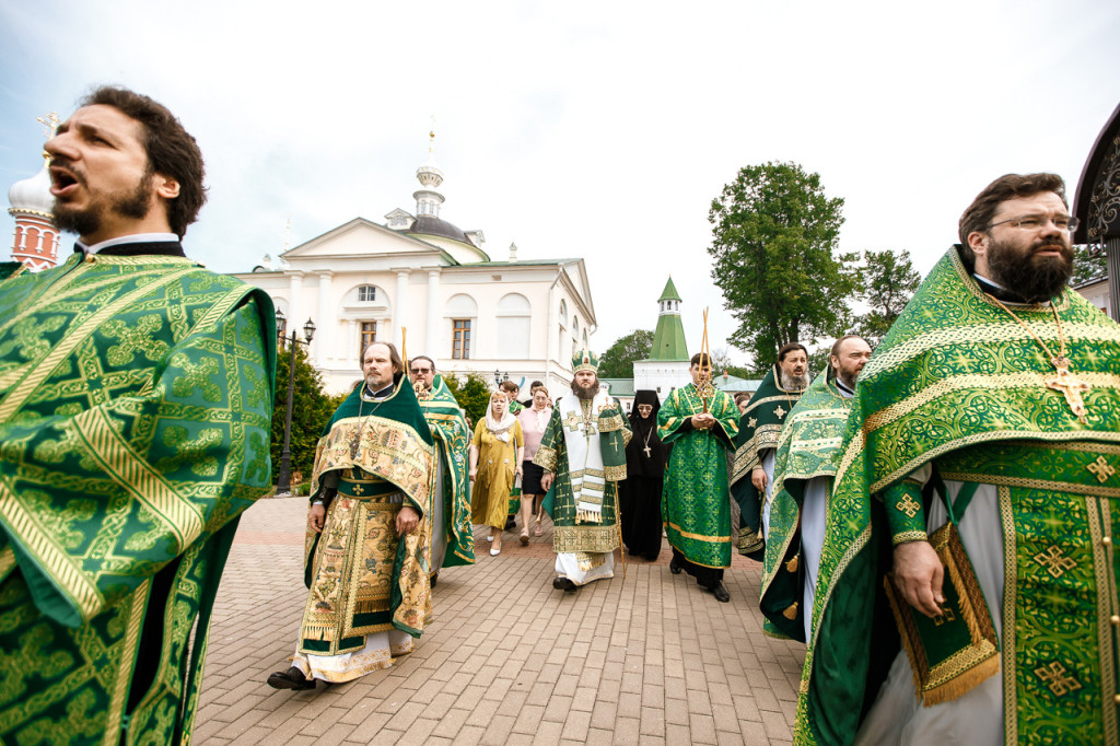 Епископ Фома совершил Божественную литургию в Николо-Пешношском монастыре
