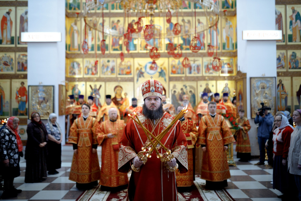 Епископ Фома совершил Божественную литургию в Троицком храме г. Королёва и принял участие в открытии православной гимназии «Восхождение»