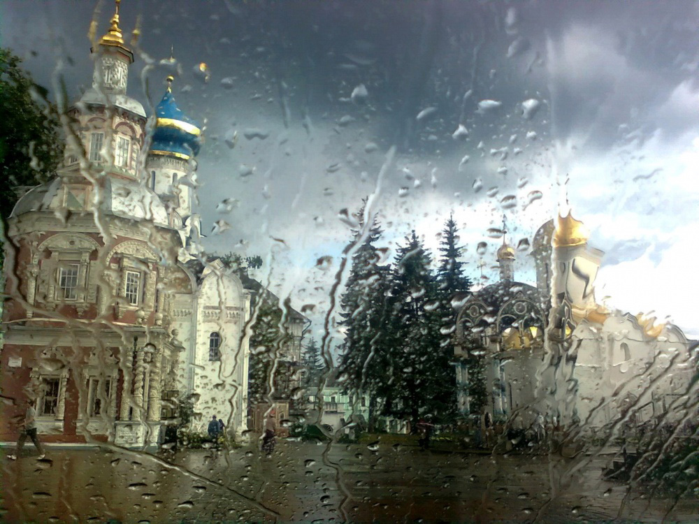 Свято-Троицкая Сергиева Лавра во время дождя