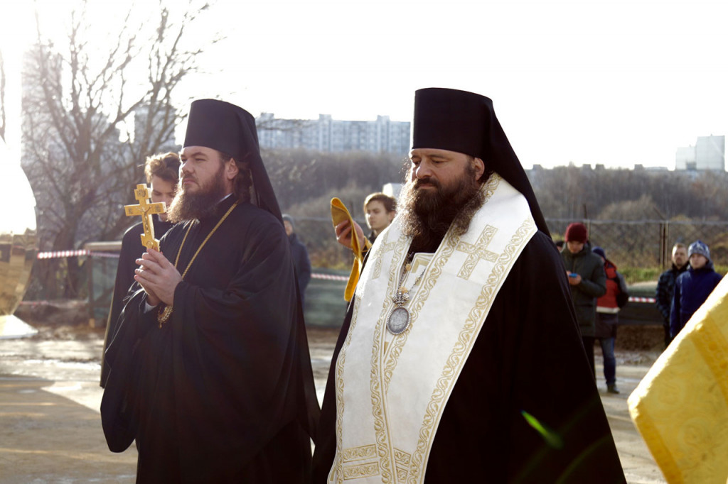 Епископ Фома принял участие в торжествах по освящению накупольного креста и колокола для строящегося храма святого князя Владимира в Тушине
