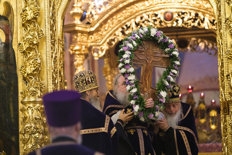 В день Изнесения Животворящего Креста Господня в Лавре совершили Божественную литургию