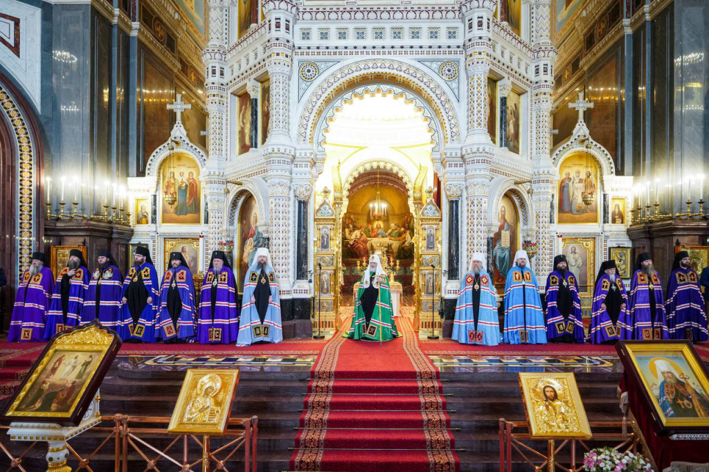 В день памяти святителя Филарета Московского наместник Лавры сослужил Святейшему Патриарху за Божественной литургией