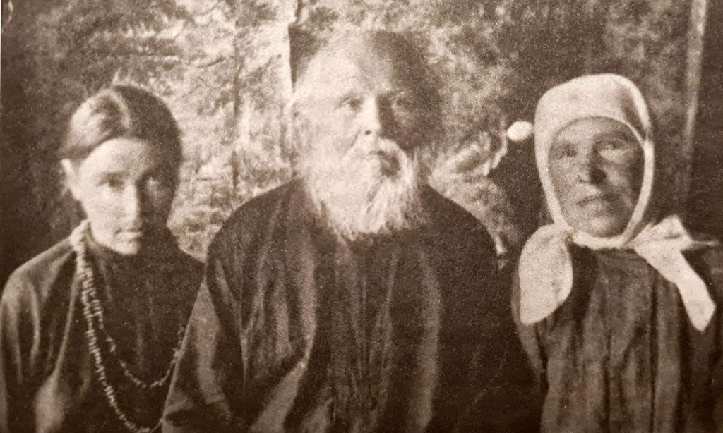 Игумен Ипполит с духовными дочерьми Полей и Катей