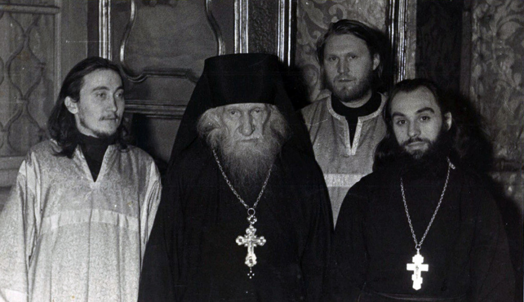 Нижний ряд слева направо: послушник Георгий (Алехин), архимандрит Петр (Семеновых), отец Ксенофонт (Маллер, † 05.11.2012).