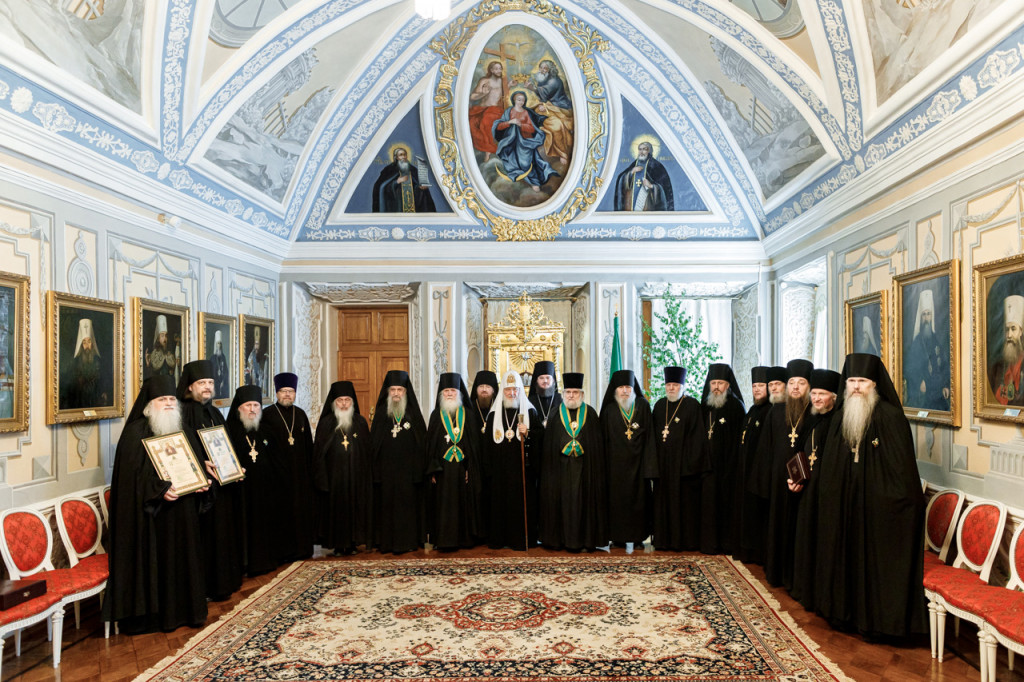 Святейший Патриарх Кирилл вручил памятные награды насельникам и клирикам Троице-Сергиевой лавры
