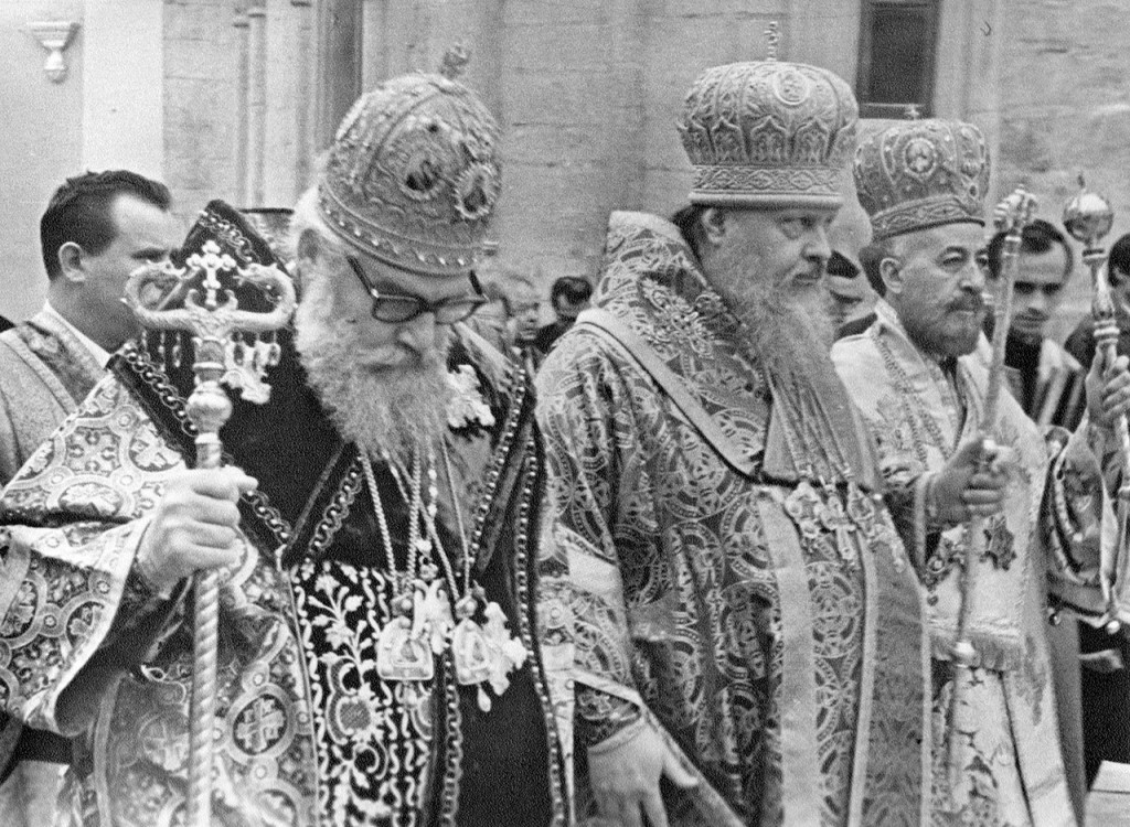 Патриарх Пимен, Николай VI и архиепископ Макариос. Шествие из патриарших покоев в Успенский собор. Празднование Пресвятой Троицы. 6 июня 1971 года