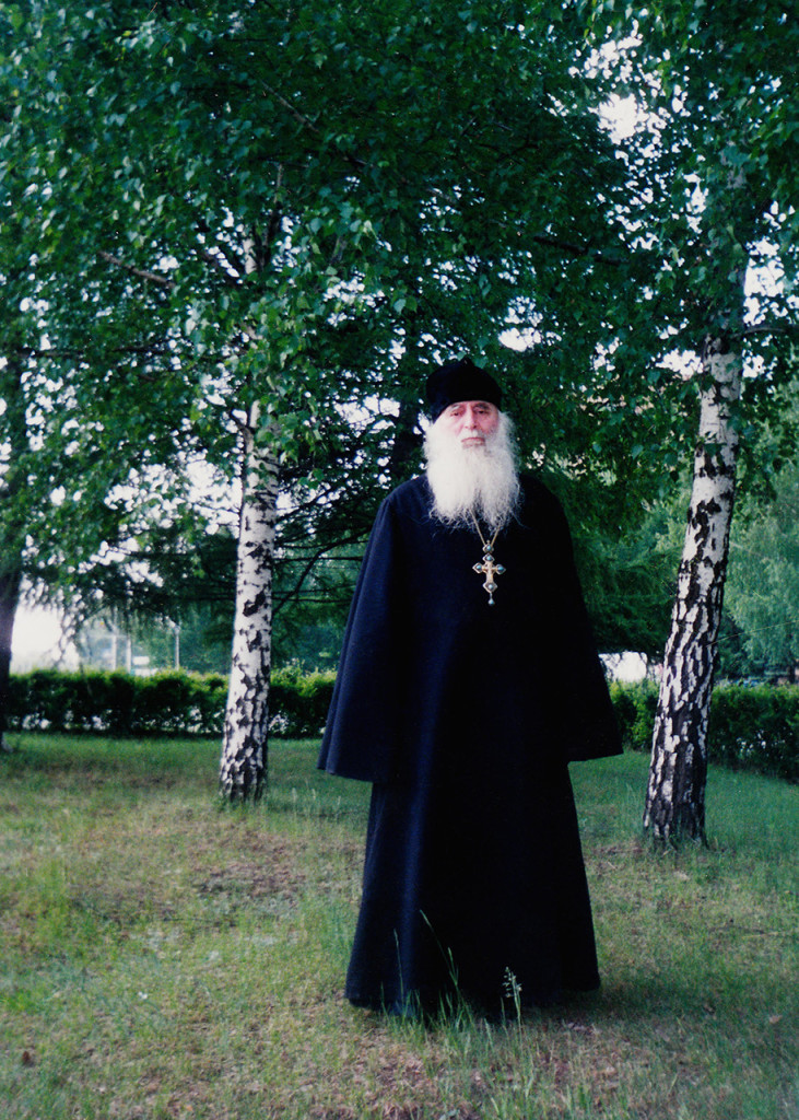 Архимандрит Георгий в ограде собора святых Бориса и Глеба г. Рязани, май 1996 года (фото Е. Каширина)