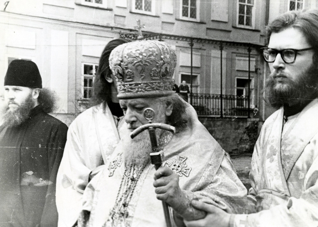 Празднование 50-летия архиерейского служения Патриарха Алексия I в Троицком соборе Лавры. Справа от Патриарха иподиакон Марк Лозинский. Фото 10 мая 1963 года