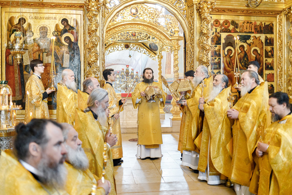 В Лавре молитвенно почтили всех святых, в земле Русской просиявших