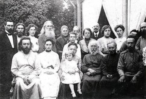 Семейное фото Беневоленских-Воскресенских. В первом ряду крайний слева — священник Николай Беневоленский