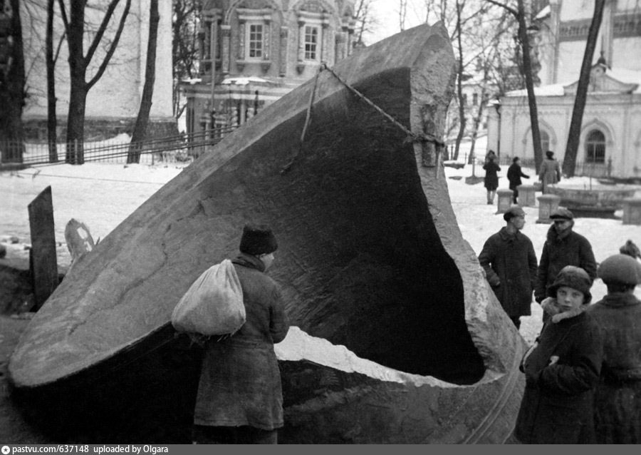 Уничтожение колоколов в Лавре. Фото писателя Михаила Пришвина, 1930 год