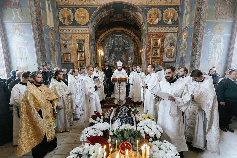 Епископ Фома совершил Божественную литургию и отпевание в храме преподобного Алексия, человека Божия, в Хотькове