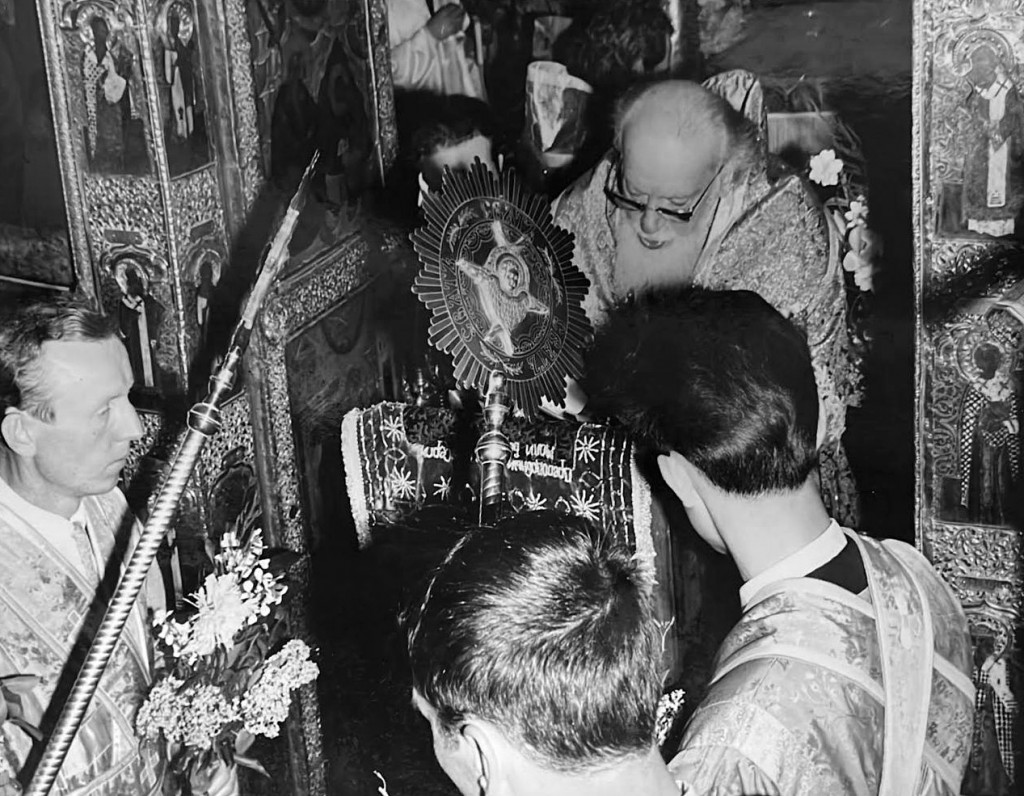 Патриарх Алексий (Симанский) в Троицком соборе Лавры на праздник Пятидесятницы. Слева от Святейшего – старший иподиакон Константин Скурат.