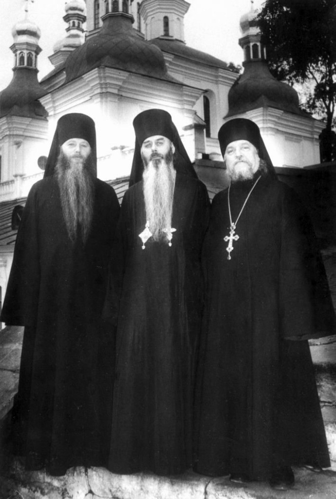 Слева направо: схиархимандрит Захария (Потапов; в монашестве отец Вонифатий), епископ Кронид (Мищенко), схиархимандрит Никон (Деев; в монашестве отец Никодим)