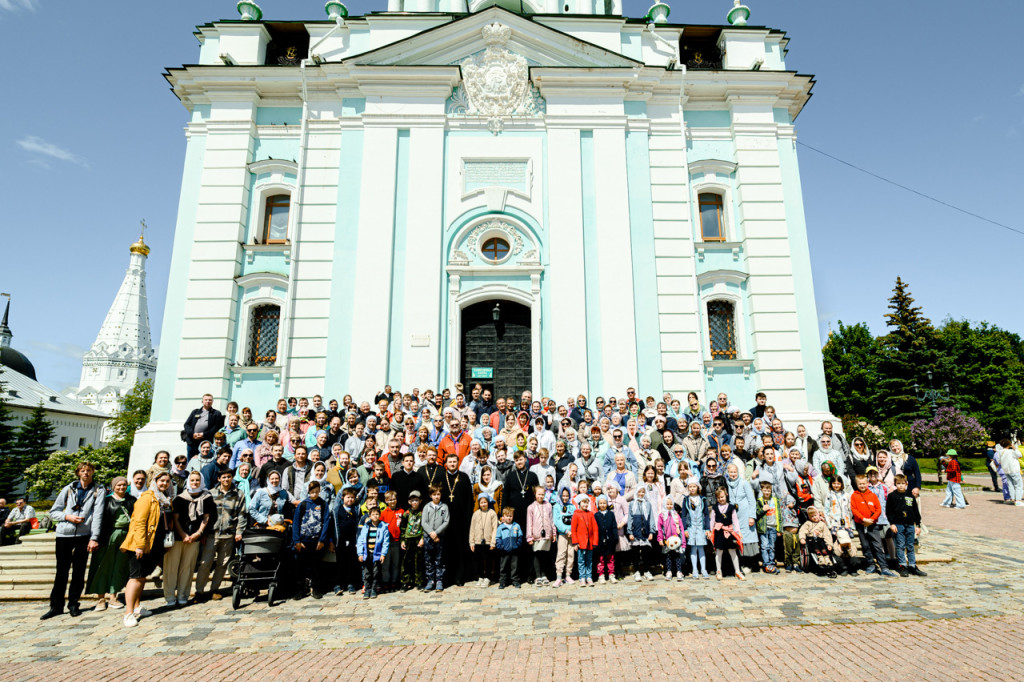 Более 200 прихожан Троицкого храма г Пушкино посетили святые места, связанные с преподобным Сергием Радонежским