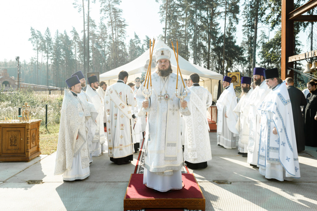 Епископ Фома совершил первую Литургию в строящемся Покровском храме в д. Пирогово