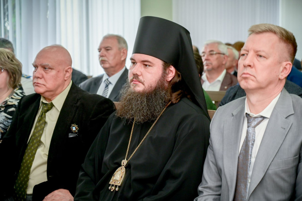 Епископ Фома посетил заседание депутатов города Сергиев Посад и поздравил новоизбранного главу округа с назначением