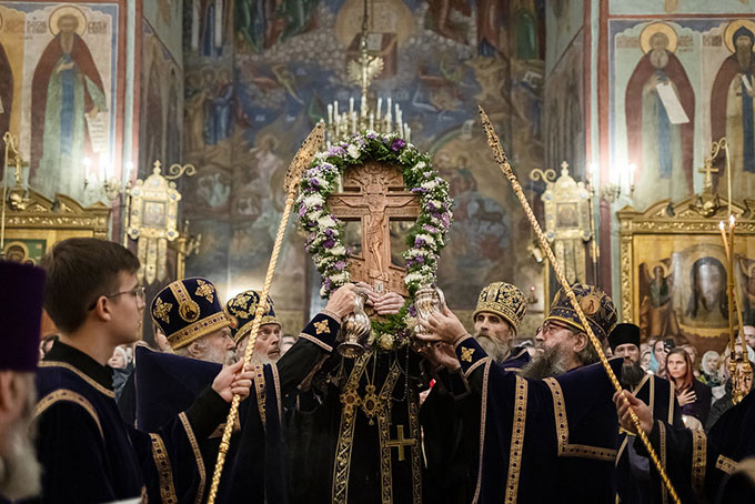 В праздник Воздвижения Честного и Животворящего Креста епископ Фома совершил Божественную литургию
