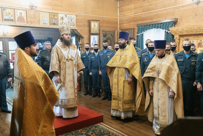 Епископ Фома совершил Божественную литургию в храме Покрова Пресвятой Богородицы при Академии МЧС