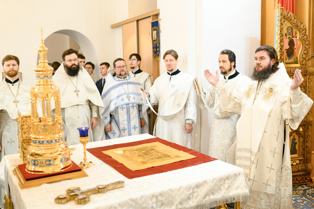 Епископ Фома совершил Божественную литургию в Казанском храме г. Долгопрудного
