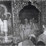 Святейший Патриарх Алексий I (Симанский), cлева – иерод. Макарий (Васькин), справа – иерод. Серапион (Фадеев), в глубине алтаря – наместник Лавры архим. Пимен (Хмелевский)