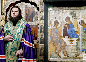Принесение иконы А. Рублёва в Троице-Сергиеву Лавру