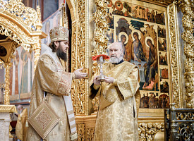 Епископ Фома совершил воскресную Божественную литургию в Успенском соборе Троице-Сергиевой Лавры