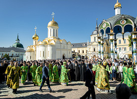 Расписание богослужений в Свято-Троицкой Сергиевой Лавре в день праздника Святой Пятидесятницы