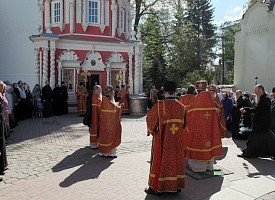 В Троице-Сергиевой Лавре отслужен праздничный молебен в день Преполовения Пятидесятницы