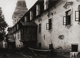 Историческое фото: корпус жилых помещений у Каличьей башни