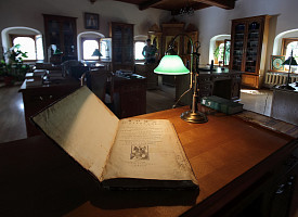 Собрание уникальных рукописных книг из древней Ризницы Свято-Троицкой Сергиевой Лавры