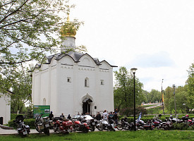 Молодожены-мотоциклисты обвенчались на Пятницом подворье Лавры