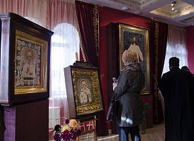 Выставка уникальных вышивных икон в Паломническом центре Троице-Сергиевой Лавры