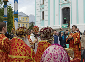 В праздник Преполовения Пятидесятницы епископ Андрей возглавил в Лавре Литургию и водосвятный молебен