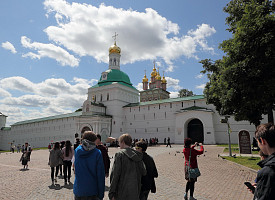 «Дороги Победы» привели московских лицеистов в Свято-Троицкую Сергиеву Лавру