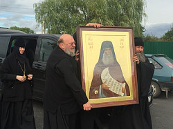 Выполненная в Троице-Сергиевой Лавре икона прп. Силуана Афонского с частицей мощей передана на малую родину святого