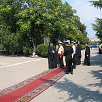 Архиепископ Феогност во время посещения Бригады