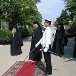Архиепископ Феогност во время посещения Бригады